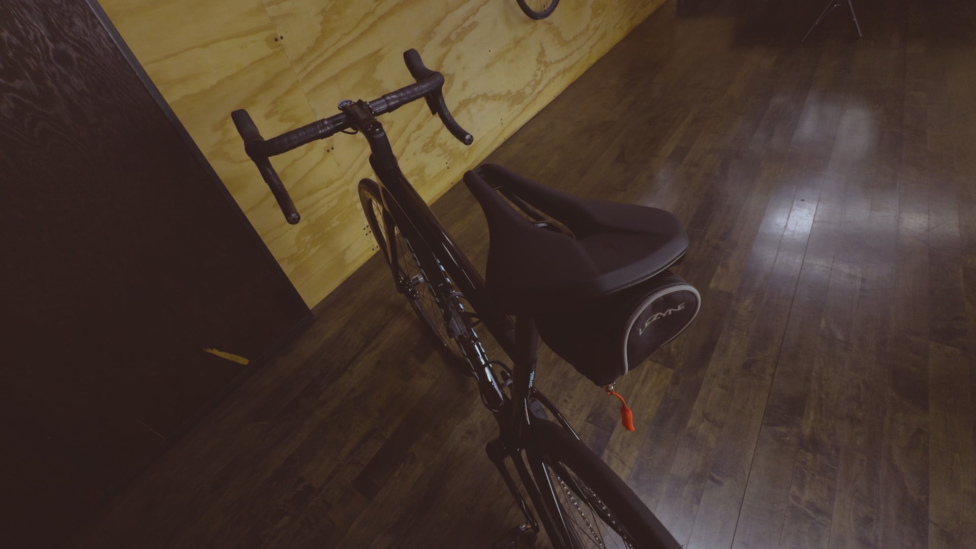 A rental bike customer opens and displays the contents of a saddle bag on a carbon road rental bike in Metier Cycling & cafe
